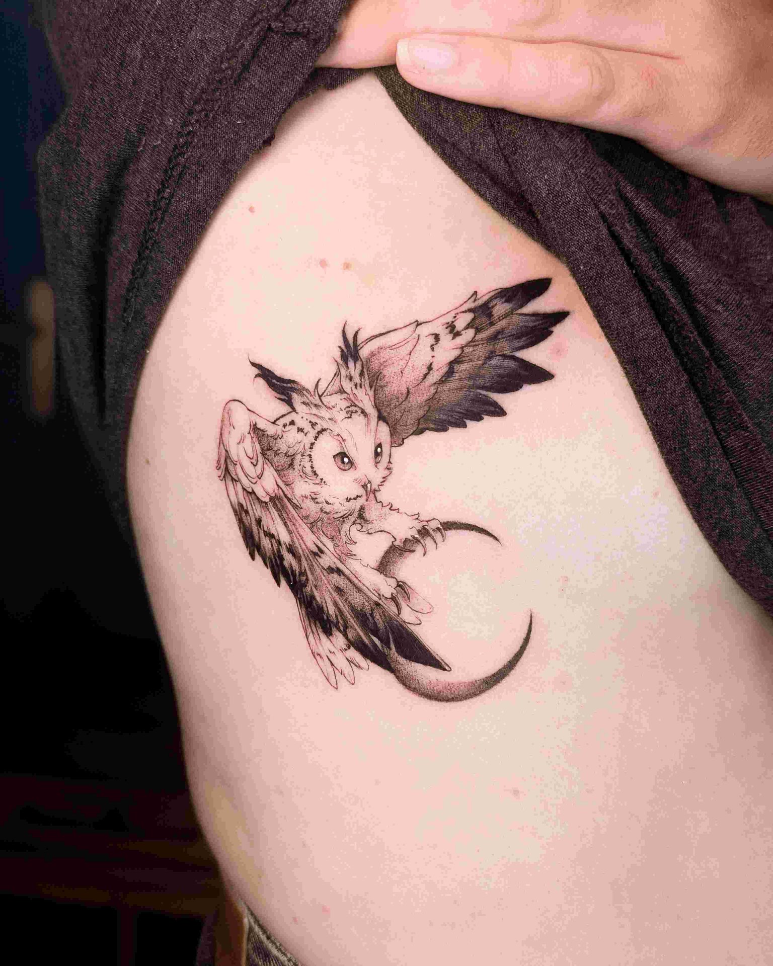 Tatouage fille au fusil blackwork bras complet